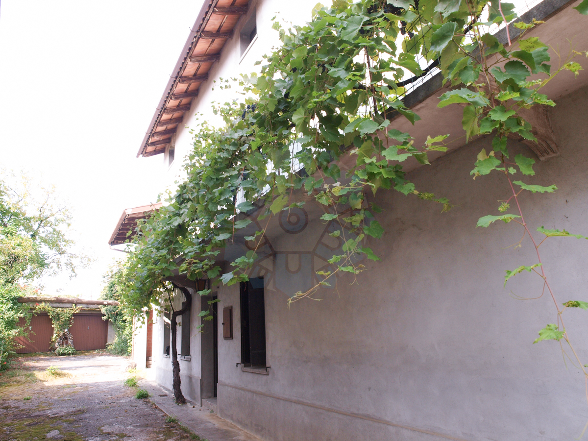 Casale dal sapore antico a Treppo Grande con ampio scoperto esclusivo