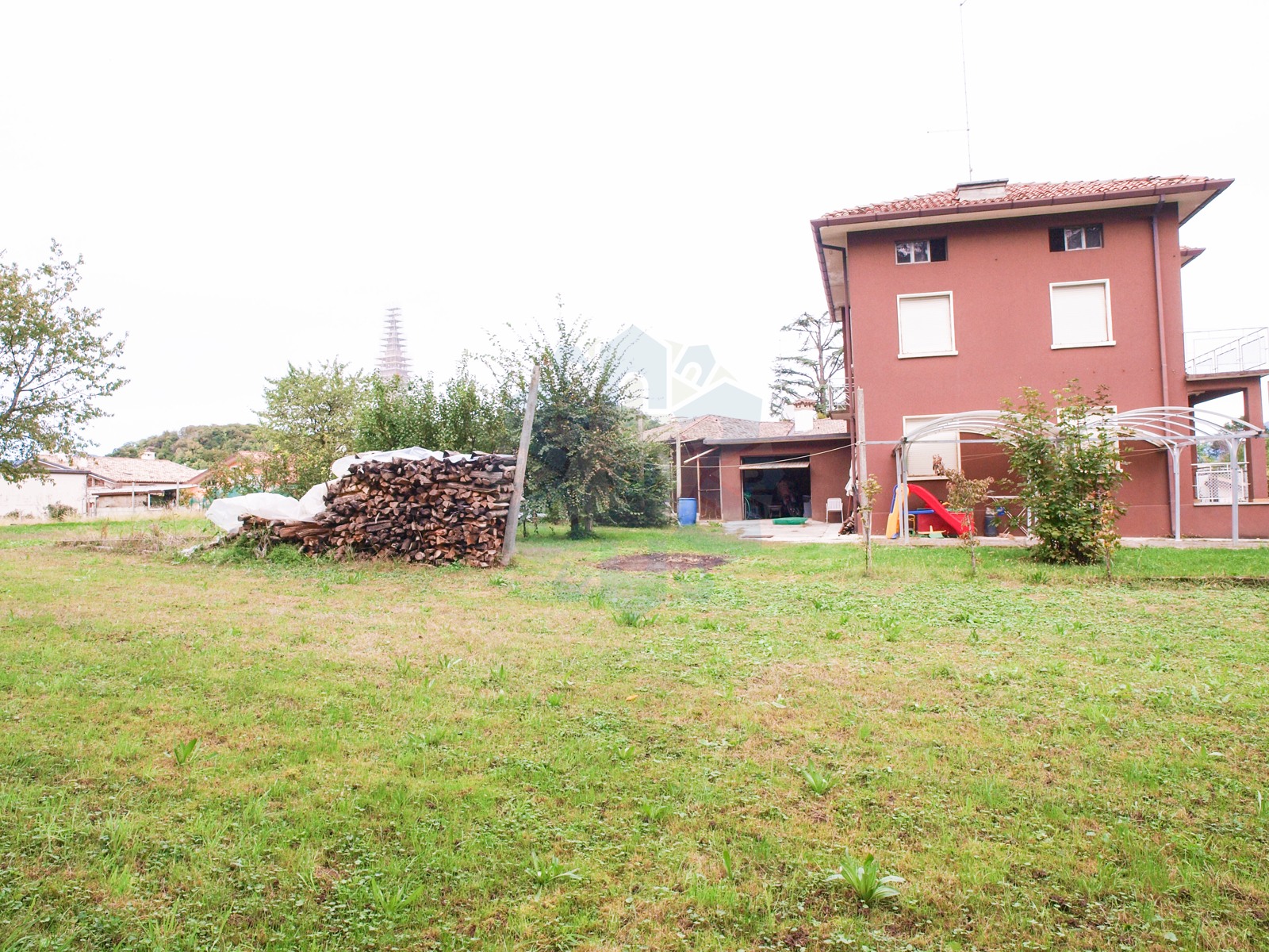 Casa singola con giardino di 2000 mq a Buja