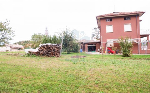 Casa singola con giardino di 2000 mq a Buja