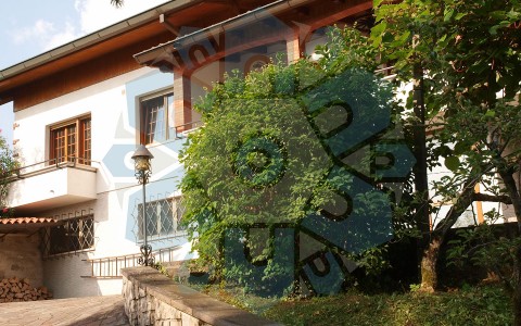 Villa a Tarcento in posizione unica, circondata dal verde e con una vista mozzafiato